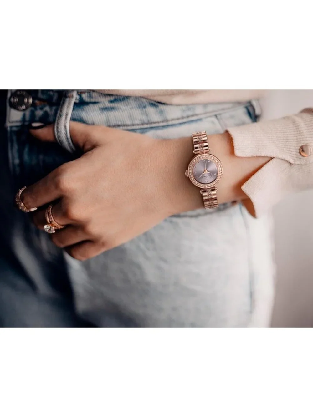 Stylish Women's Metal Band Watch - Elegant Timepiece for Any Occasion